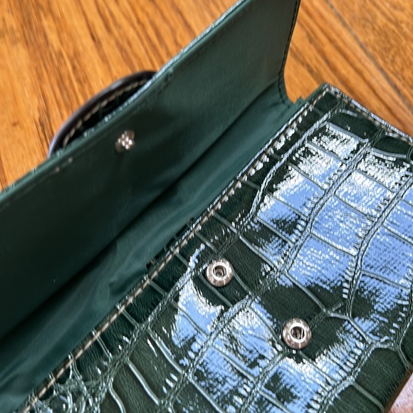 Faux leather green wallet.  Good condition. Lots of pockets and pouches. - Picture 7 of 8